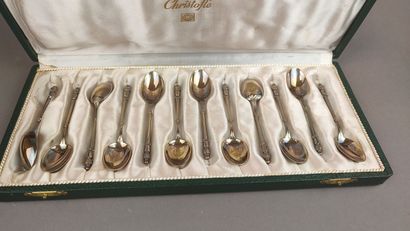 Douze cuillères à moka en argent vermeillé...