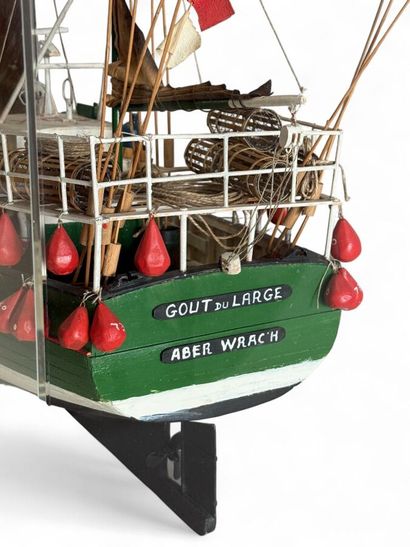 Breton fishing boat in wood and lacquered...