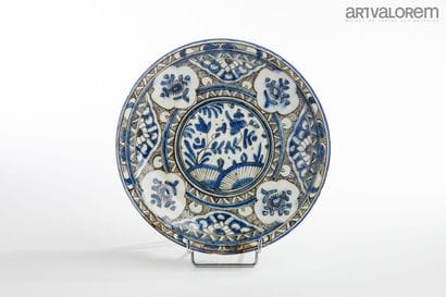 IRAN Safavid, 17th century
Siliceous ceramic...