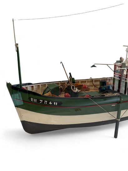 Breton fishing boat in wood and lacquered...