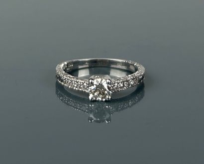 Ring in 750°/°° white gold set with a brilliant-cut...