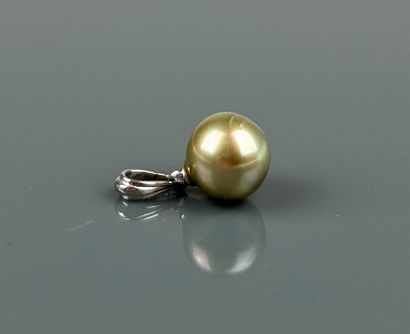 Pendentif or blanc 750°/°° et perle de Tahiti...