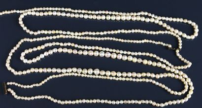 Collier composé de trois rangs de perles...