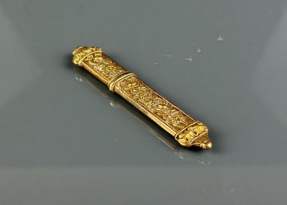 Needle case in yellow gold 750°/°°, repoussé...