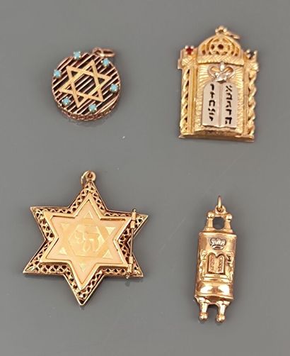 Three Hebraic pendants in 585°/°° yellow...