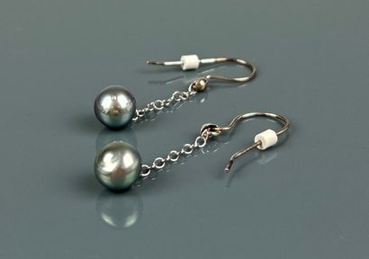 Paire de pendants d'oreille en argent et...
