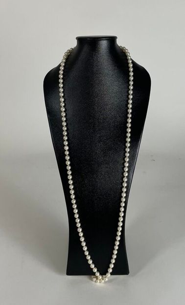 Cultured pearl choker necklace.
Diameter...