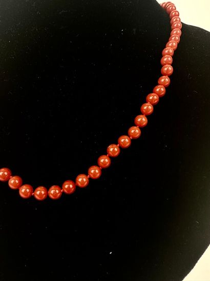 Collier choker en perles de corail rouge...