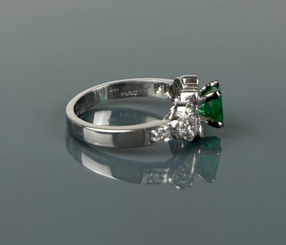 Ring in 750°/°° white gold set with a rectangular...