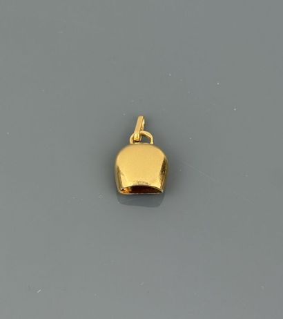 Bell-shaped charm in yellow gold 750°/°°.
Length:...