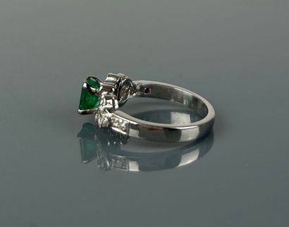 Ring in 750°/°° white gold set with a rectangular...