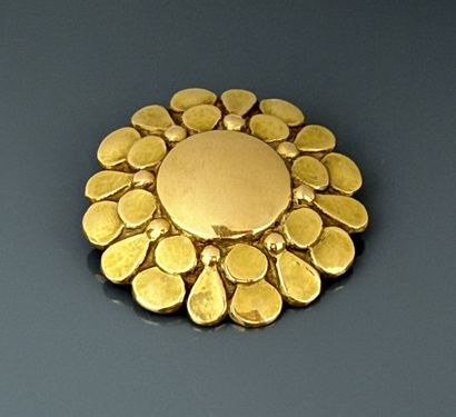 Circular brooch decorated with pastilles...