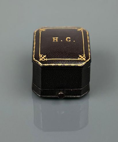 MELLERIO
Ecrin de bague en maroquin brun,...