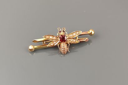 Brooch in yellow gold 750°/°° decorated with...