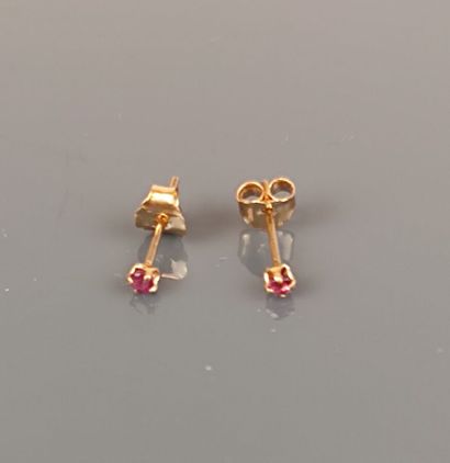 Pair of 750°/°° yellow gold earrings set...