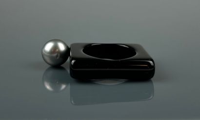Black resin ring set with a Tahitian pearl...