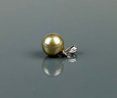 Pendentif or blanc 750°/°° et perle de Tahiti...