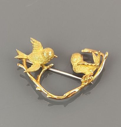 Brooch in yellow gold 750°/°° with two sparrows;...