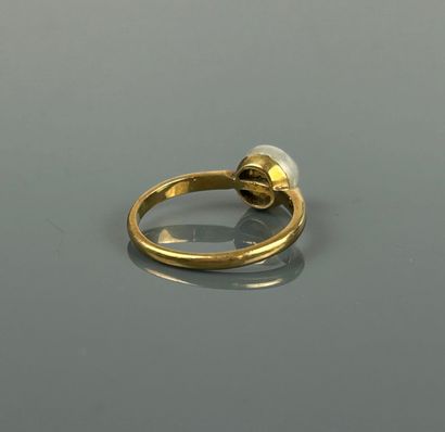 Ring in yellow gold 750°/°° set with a baroque...
