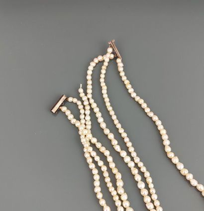 Collier composé de trois rangs de perles...