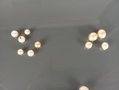 Lot of cultured pearls including :
- A pair...