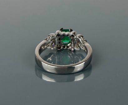Ring in 750°/°° white gold set with a rectangular...
