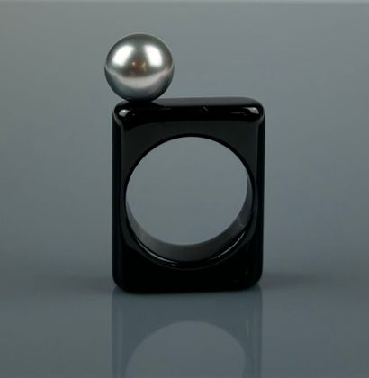 Black resin ring set with a Tahitian pearl...