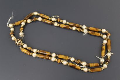 Partie de collier composé de perles oblongues...