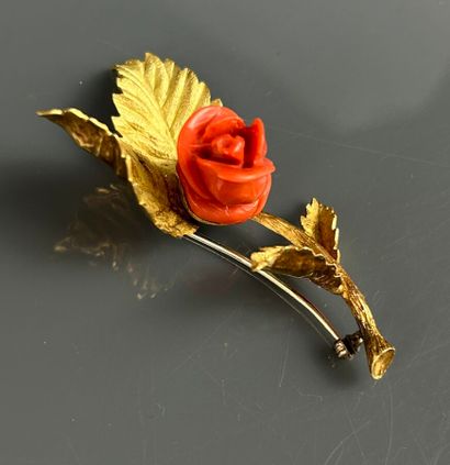Broche en or jaune 750°/°° en forme de rose...