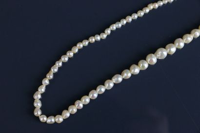 Collier composé de trois rangs de perles...