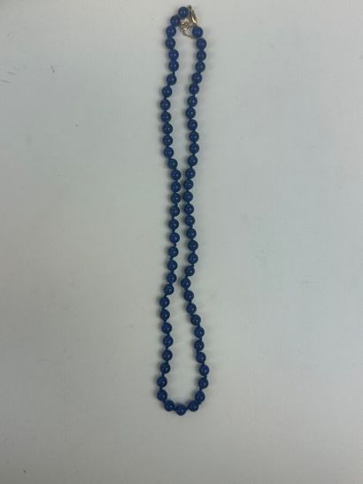 Collier choker composé de perles de lapis...