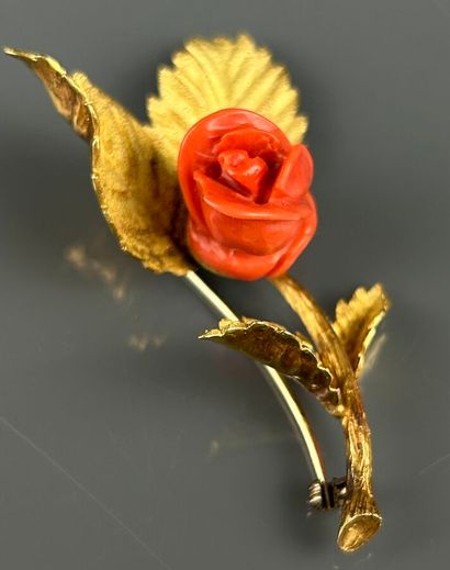 Broche en or jaune 750°/°° en forme de rose...