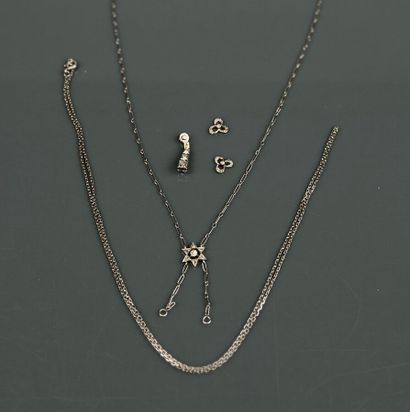 Two chains in 750°/°° white gold, one with...