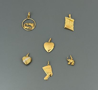 Lot of pendants in yellow gold 750°/°° featuring...