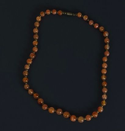 Lot comprenant un collier de perles d'eau...