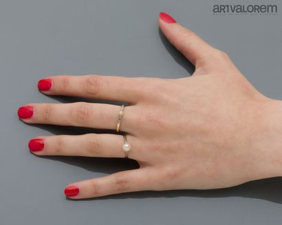 Ring in yellow and white gold 750°/°° centered...