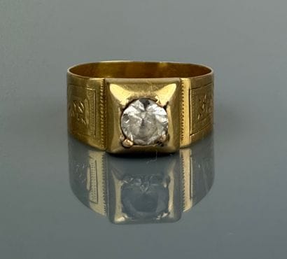 Chevalière in yellow gold 750°/°° set with...
