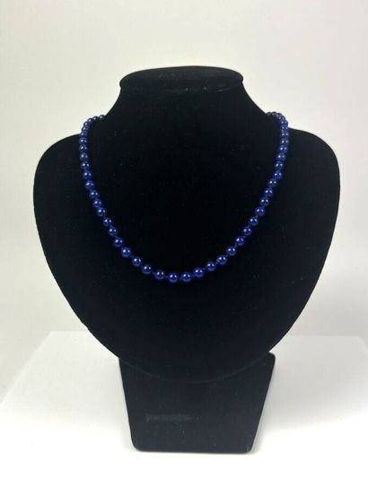 Collier choker composé de perles de lapis...
