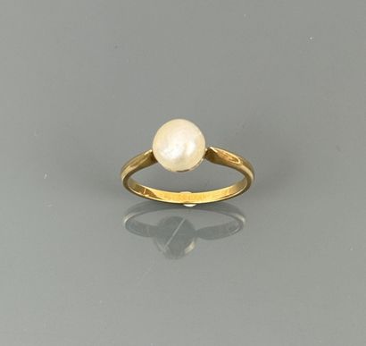 Ring in yellow gold 750°/°° set with a baroque...