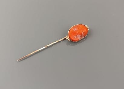 Yellow gold 750°/°° tie pin set with a coral...