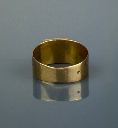 Chevalière in yellow gold 750°/°° set with...
