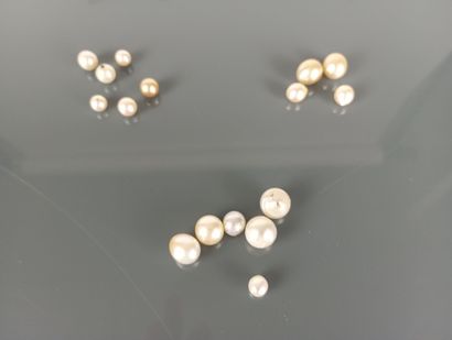 Lot of cultured pearls including :
- A pair...