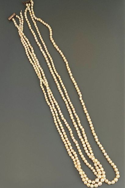 Collier composé de trois rangs de perles...