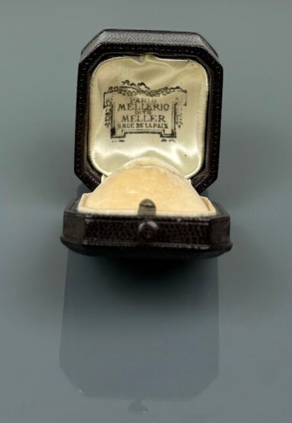 MELLERIO
Ecrin de bague en maroquin brun,...