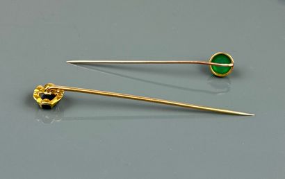 Two tie pins in yellow gold 750°/°° one set...