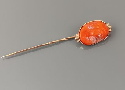 Yellow gold 750°/°° tie pin set with a coral...