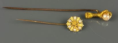 Two tie pins in yellow gold 750°/°°, one...