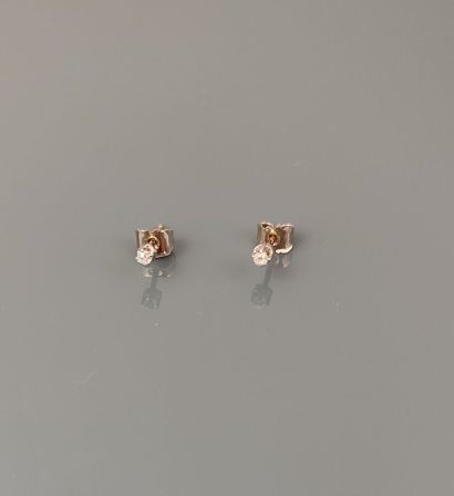 Pair of stud earrings in 750°/°° white gold...
