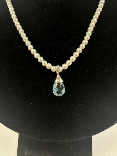 Collier composé de perles de culture blanches...