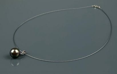 Cable necklace and pendant in white gold...